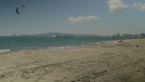 playa de arena en un día soleado con cometas
