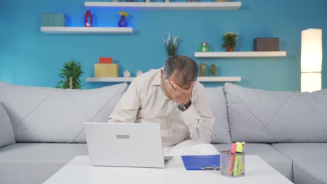 el hombre de la oficina está cansado y con sueño.