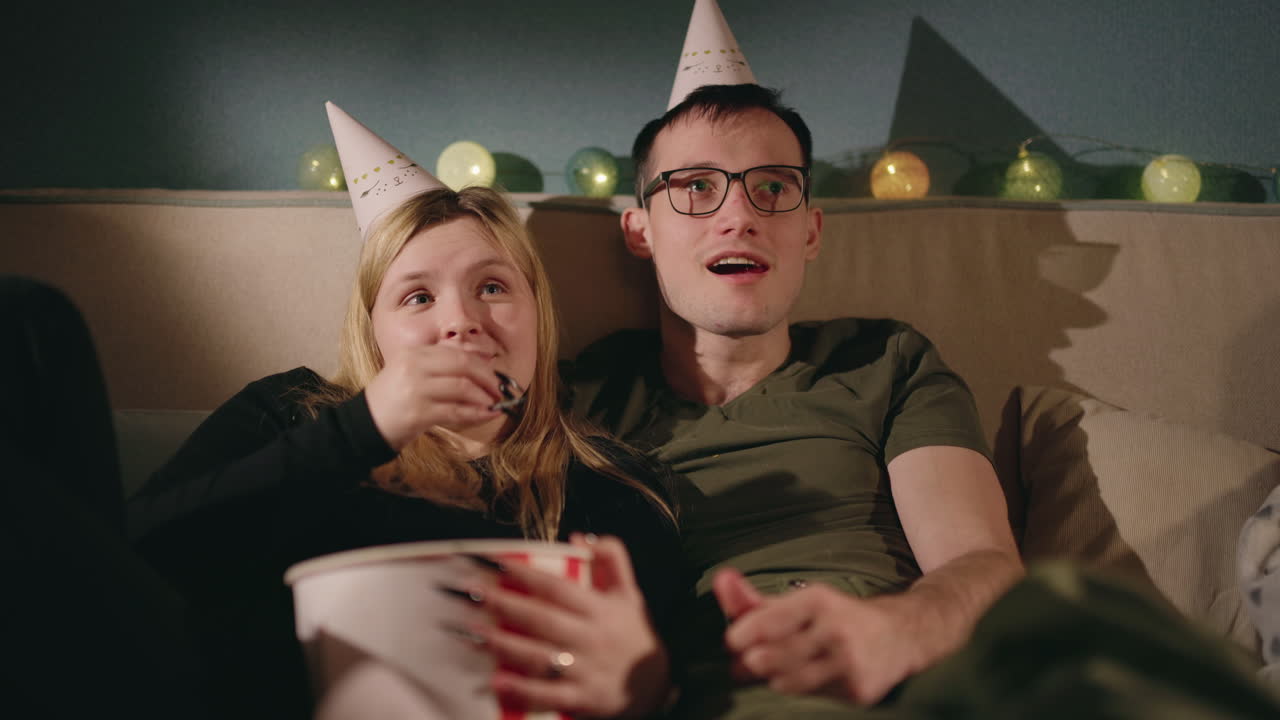 집 에서 영화 를 보는 밤 을 즐기는 부부