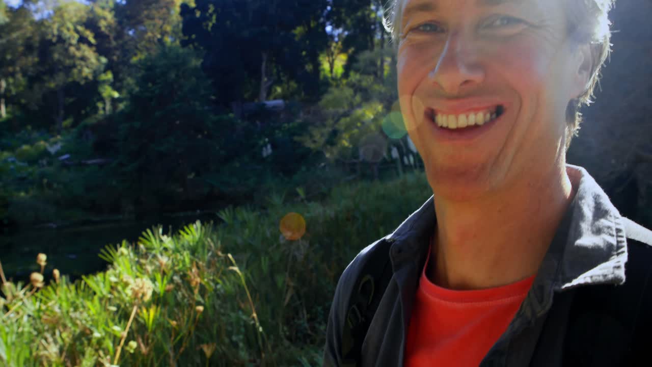 공원 에 서 있는 사람 의 초상화