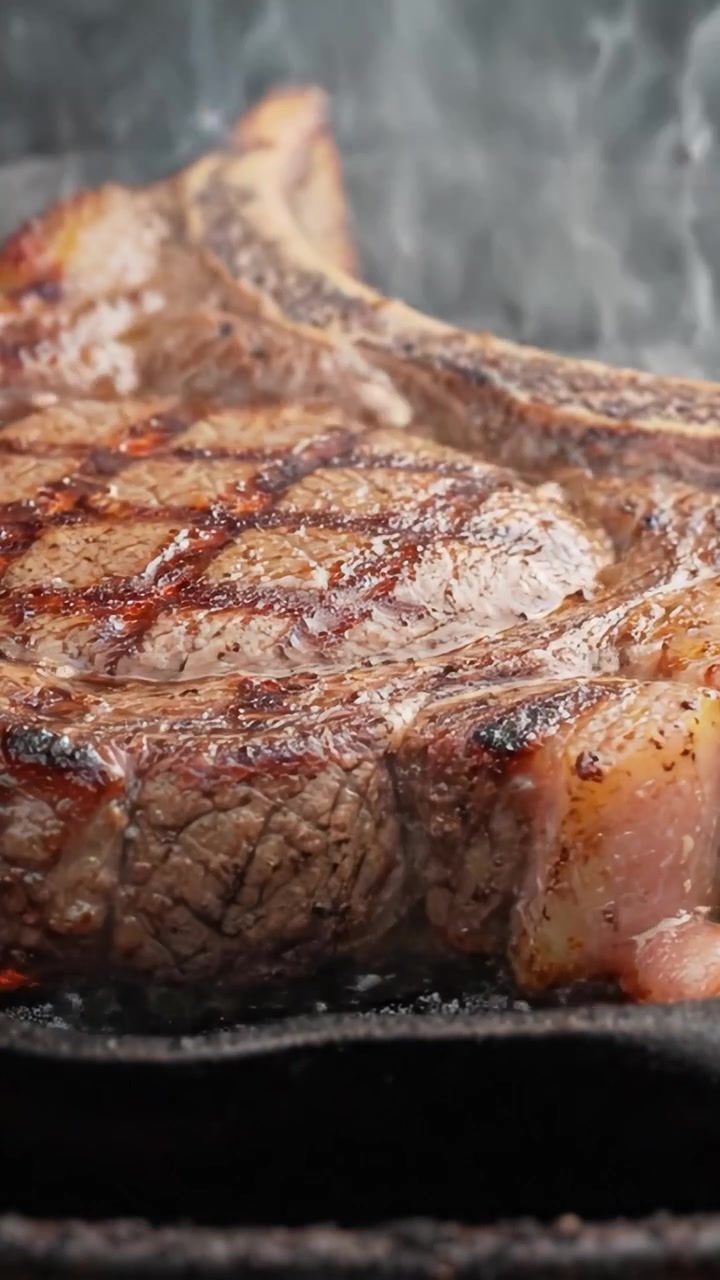 Bistecca di Ribeye Sfrigolante Cotta alla Perfezione: Succulenta, Saporita e Irresistibilmente Tenera con Crosta Affumicata e Invitanti Segni della Griglia