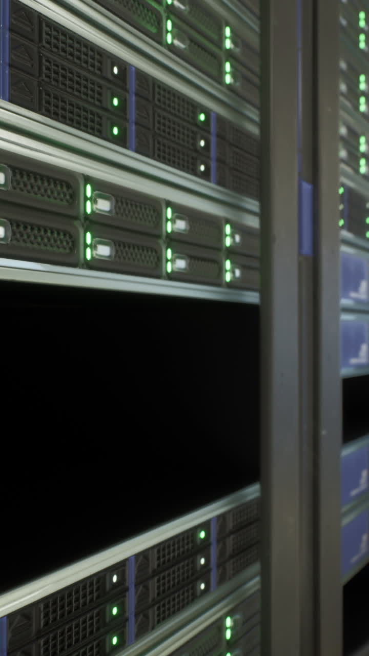 una fila de servidores en un centro de datos