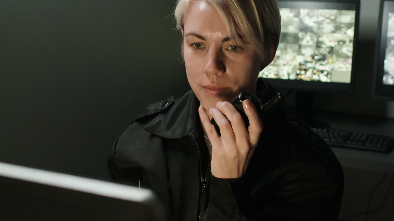 охранник, работающий в комнате