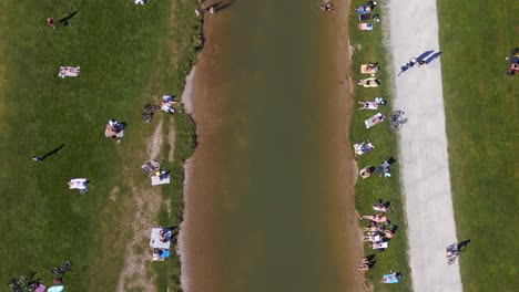 Mejor-Vista-Aérea-Vuelo-Jardín-Inglés-Munich-Alemania-Bávaro,-Verano-Soleado-Cielo-Azul-Día-23