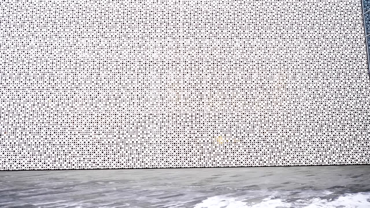 기하학적 패턴을 가진 현대적인 건물 외관