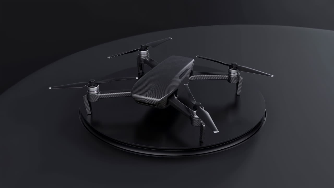 Elegant svart drönare på cirkulär platta visar premiumdesign i mörk studiomiljö. Quadcopter vilar på landningsställ