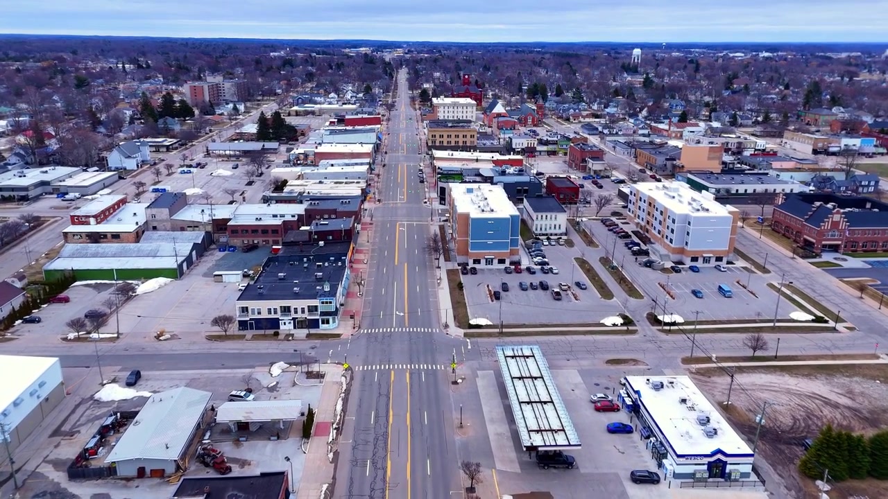 Centrala Ludington, Michigan. Småstadsföretag och bostäder längs en huvudväg, USA.