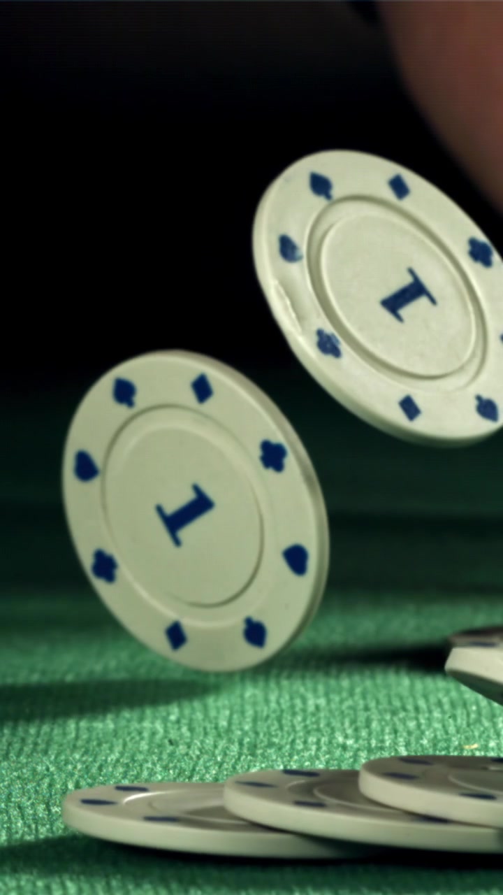 Close-Up Gerak Lambat Keping Poker Berjatuhan ke Meja Laken Hijau