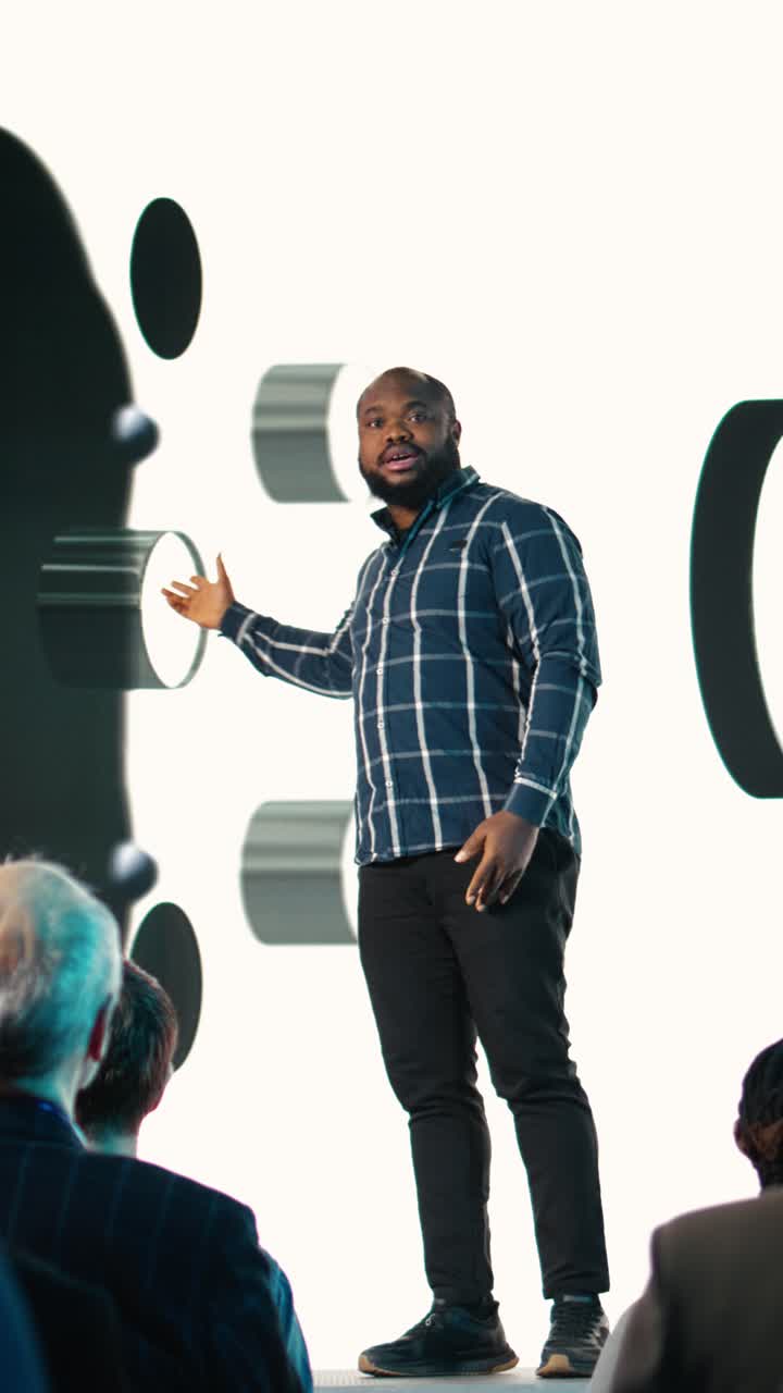 Un chef de produit présente un nouveau téléphone mobile vertical Black lors d’une conférence