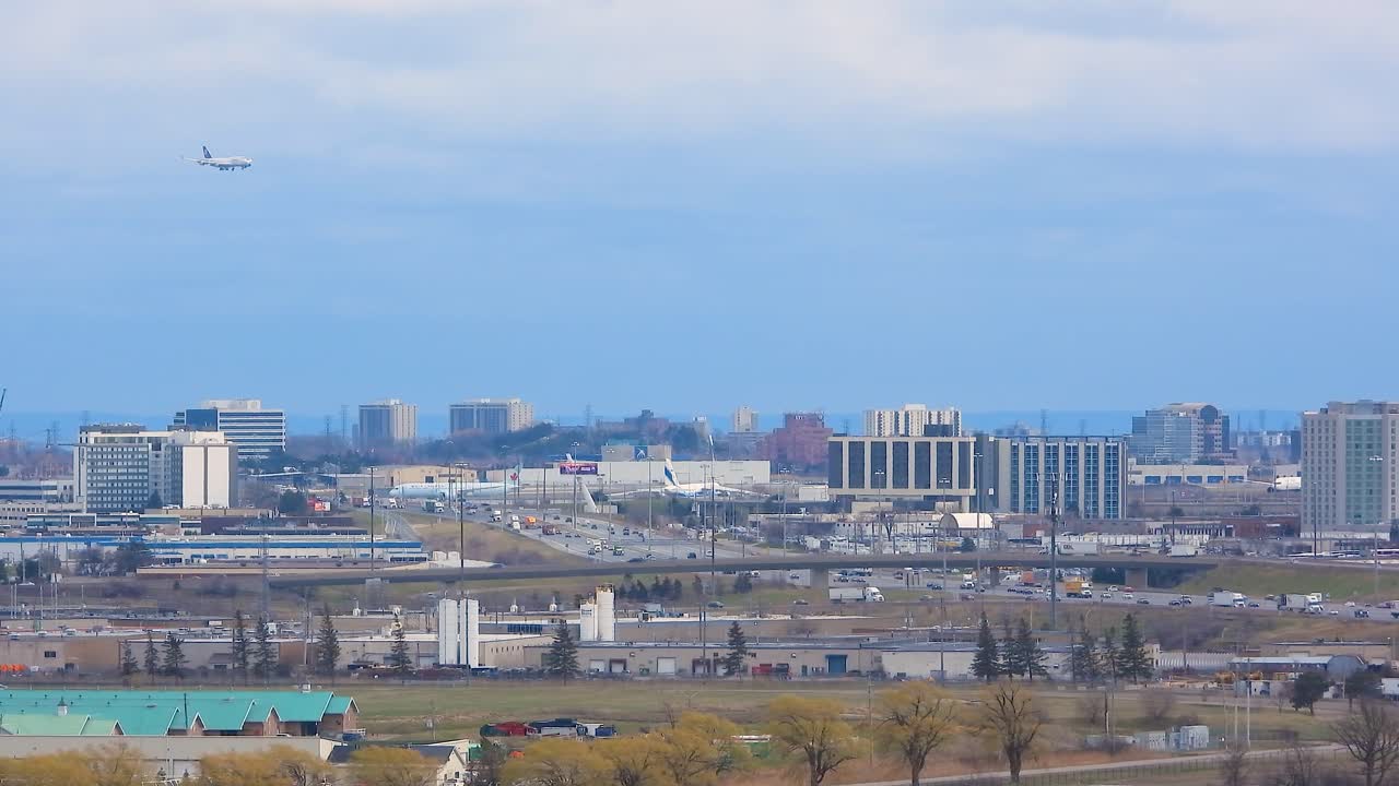 토론토 피어슨 공항에 다가오는 비행기, 도시 풍경