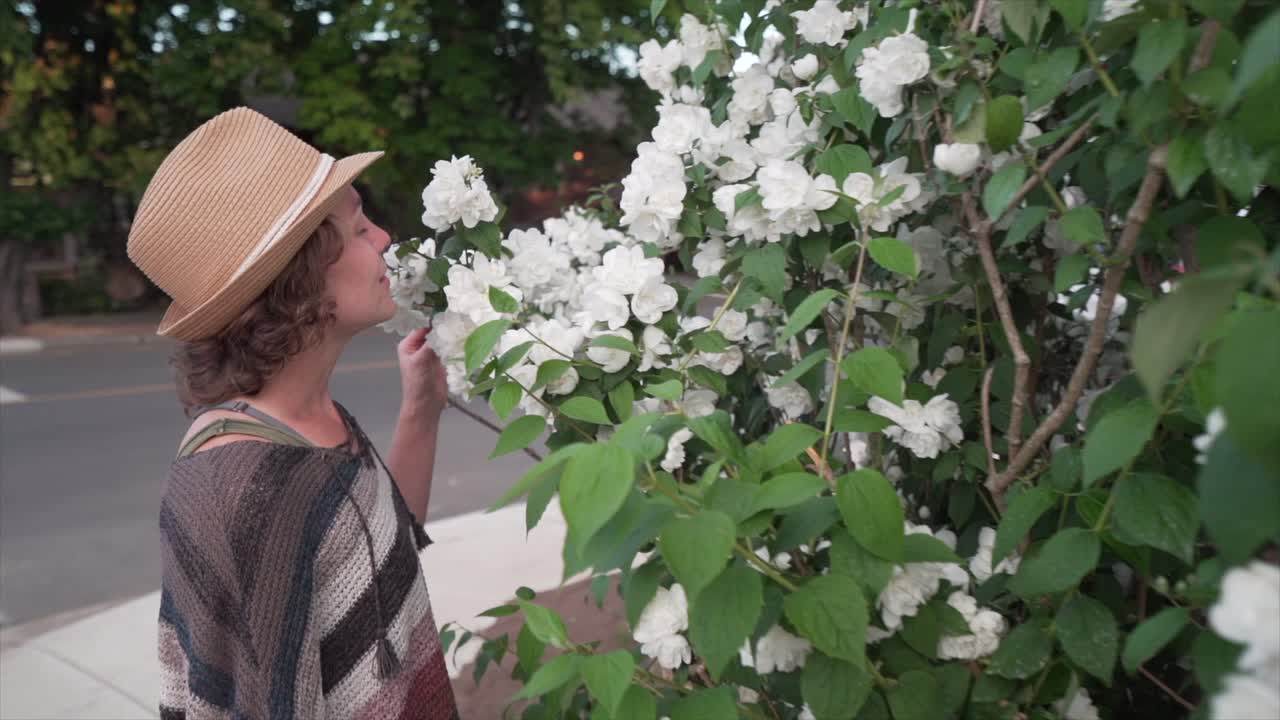 niña oliendo flores en la pequeña ciudad de la isla de vancouver