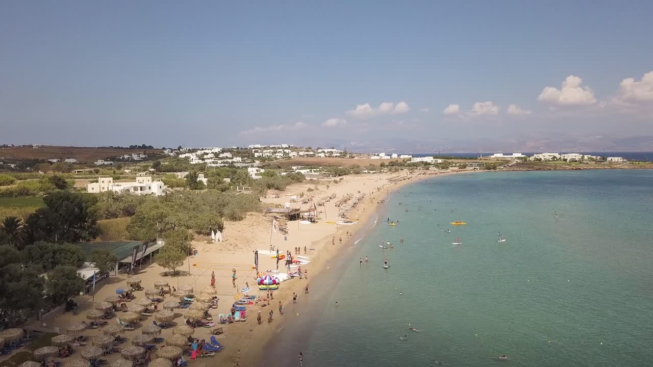 그리스 파로스 섬 의 황금 해변 을 즐기는 관광객 들 의 비행