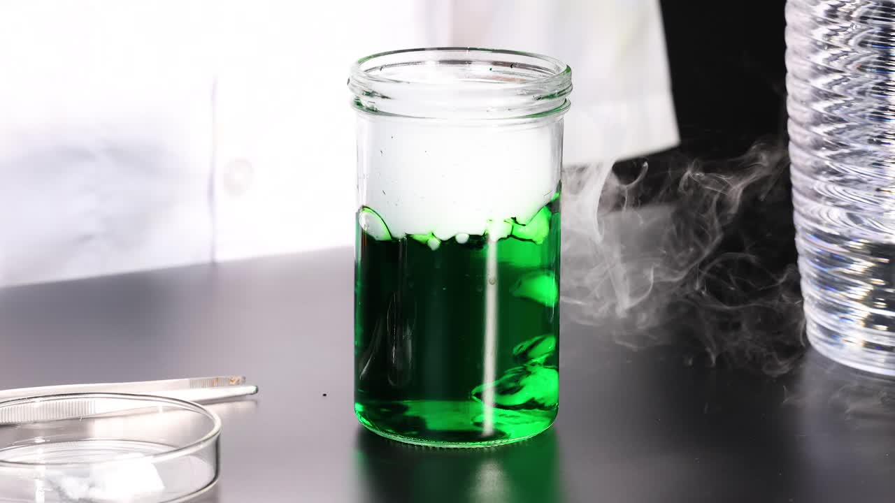 건조 얼음 반응에서 나오는 녹색 액체 증기