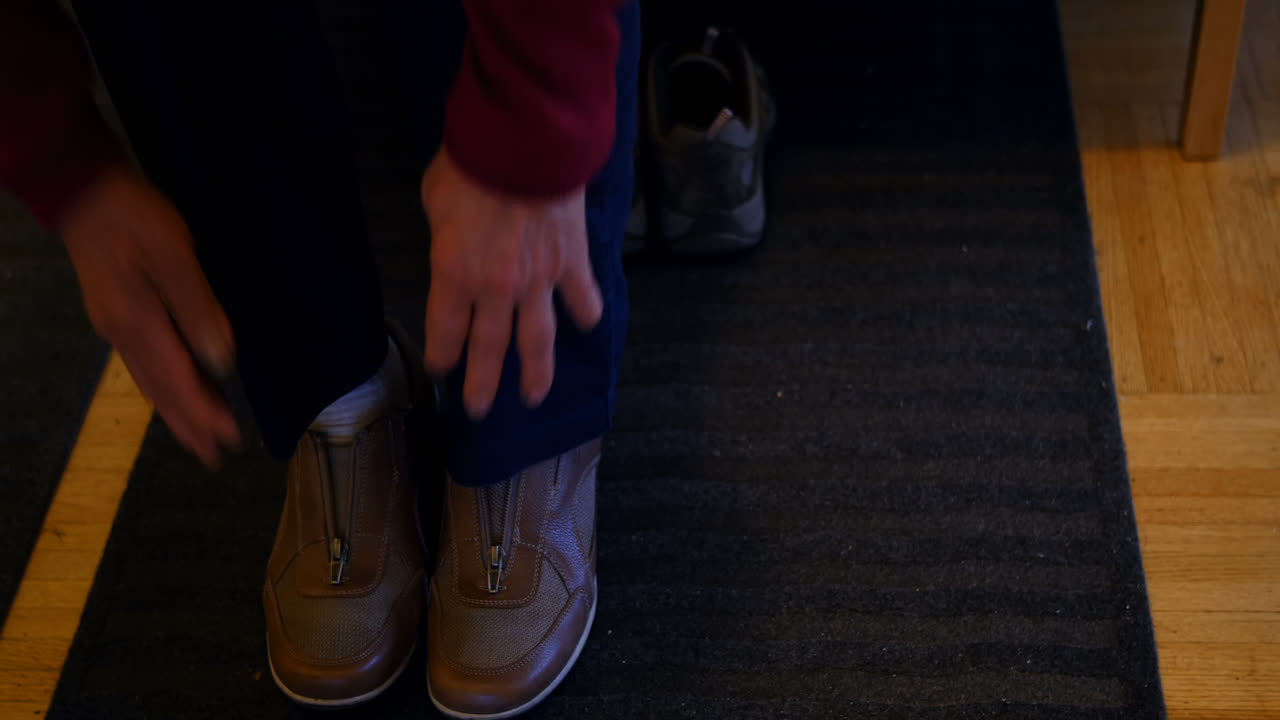 mujer mayor con zapatos