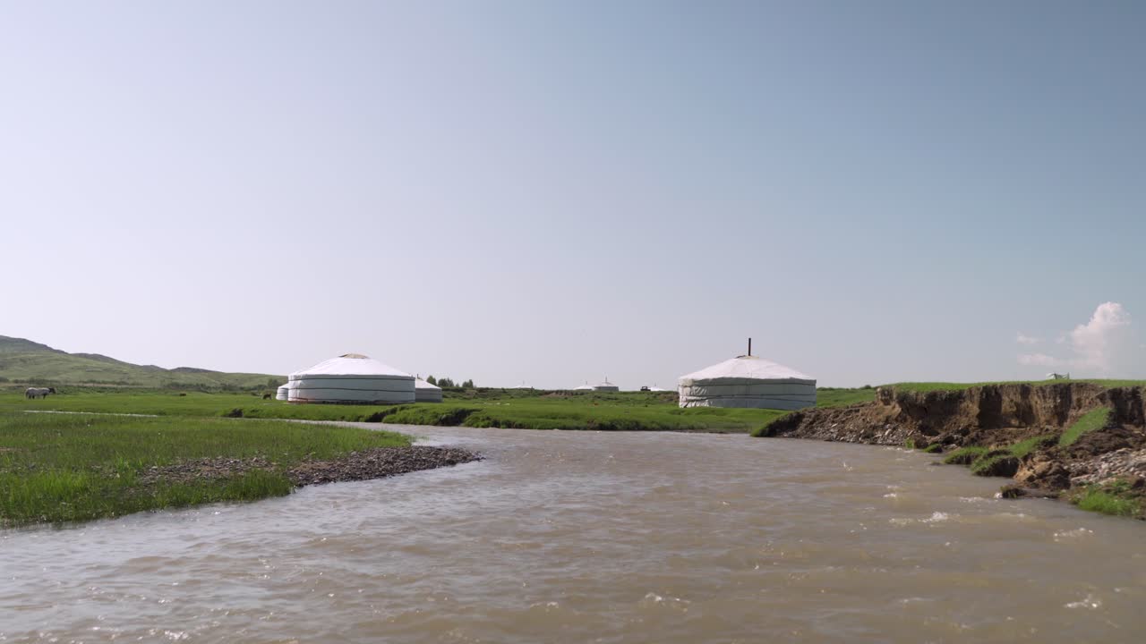몽골 시골에서 돌진하는 강을 따라 유르트의 정적 샷