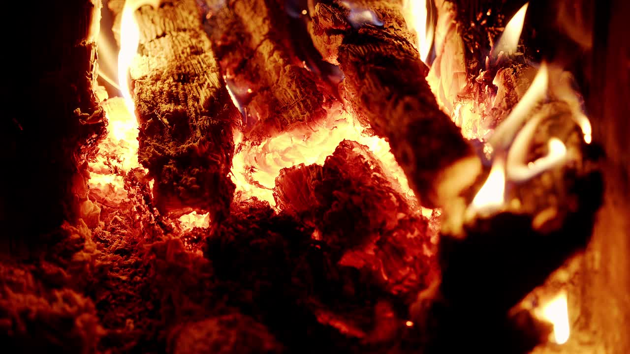 저녁 황혼에 불타는 불꽃.