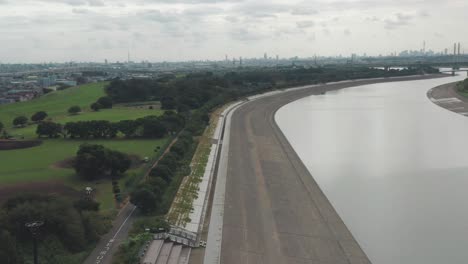 Vista-Aérea-De-La-Berma-De-Control-De-Inundaciones-En-El-Río-Arakawa-En-Saitama,-Japón---Disparo-Panorámico-De-Drones