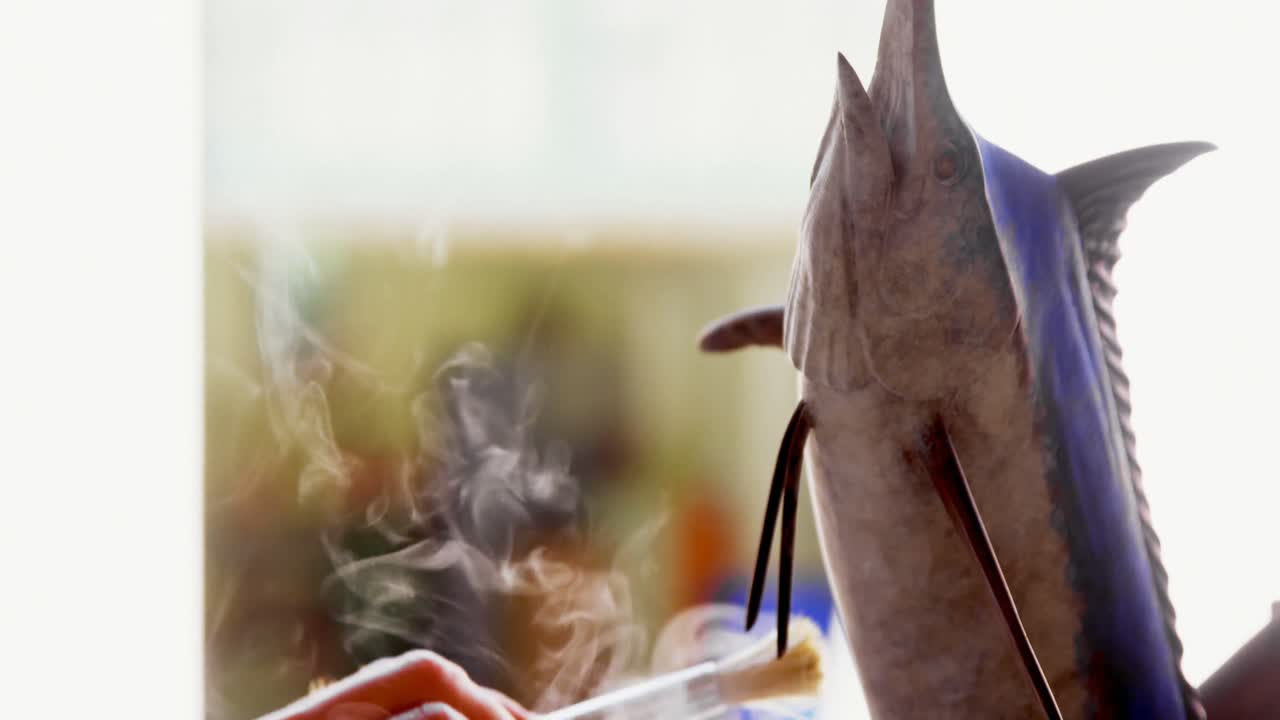 artesano pulido escultura de pescado 4k