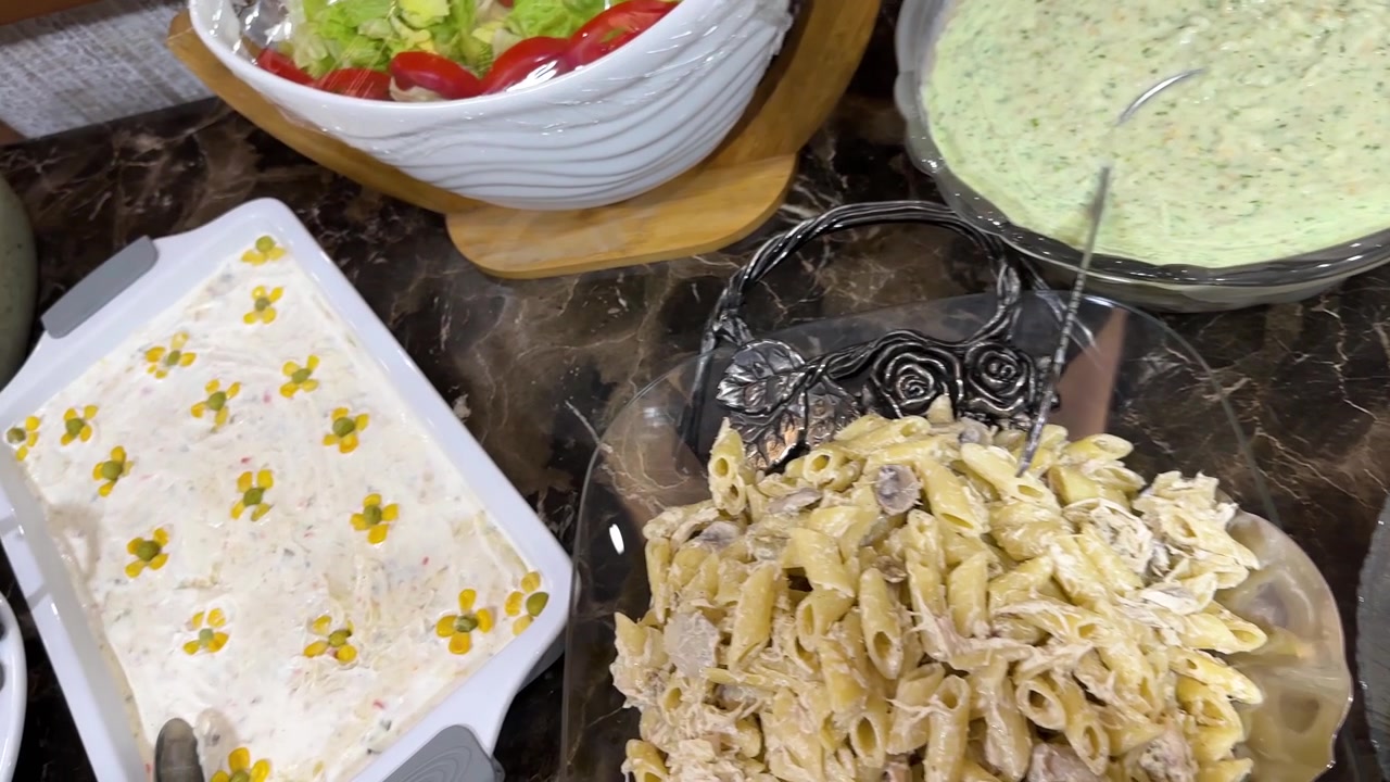 Piatto di salsicce, ciotola di insalata Olivier, cucina persiana, Iran Teheran, riunione di famiglia, scena festiva, tavolo con affettati affumicati, guarnizione da pranzo, sottaceto, salsa cremosa, antipasto fatto in casa, pasto per festa, bandari tradizionale.