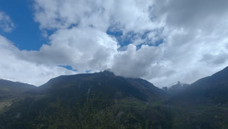 time-lapse de montañas en los alpes franceses con cielo azul y movimiento de nubes