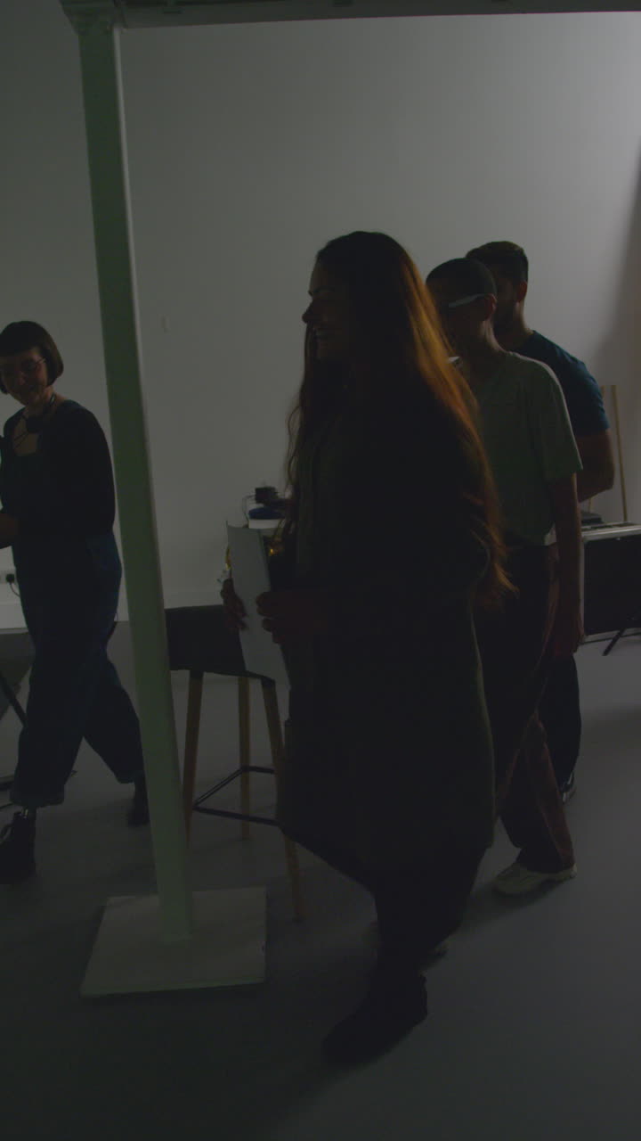 video vertical de actores que se encuentran con la directora y el equipo en el set de filmación de una película o video en el estudio 1