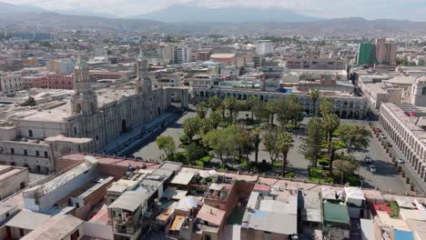 la plaza de armas de arequipa, comenzando con una vista panorámica, acercándose a la catedral, y culminando en un ascenso épico que muestra la grandeza total de la plaza