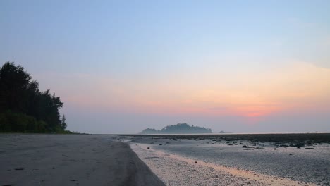 Amanecer-En-La-Playa-De-Kalipur-Con-Vistas-A-La-Isla-Escarpada