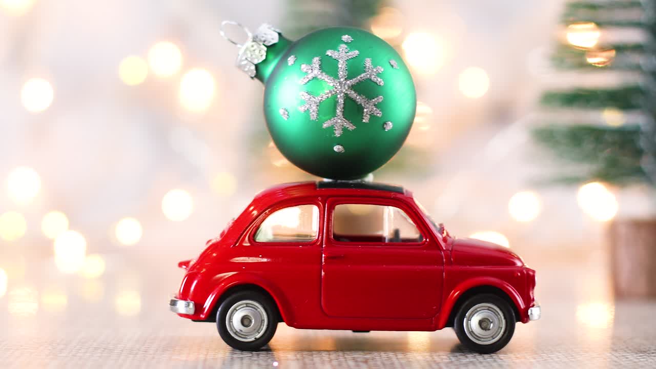 mini coche rojo de navidad con ornamento verde de navidad en el techo