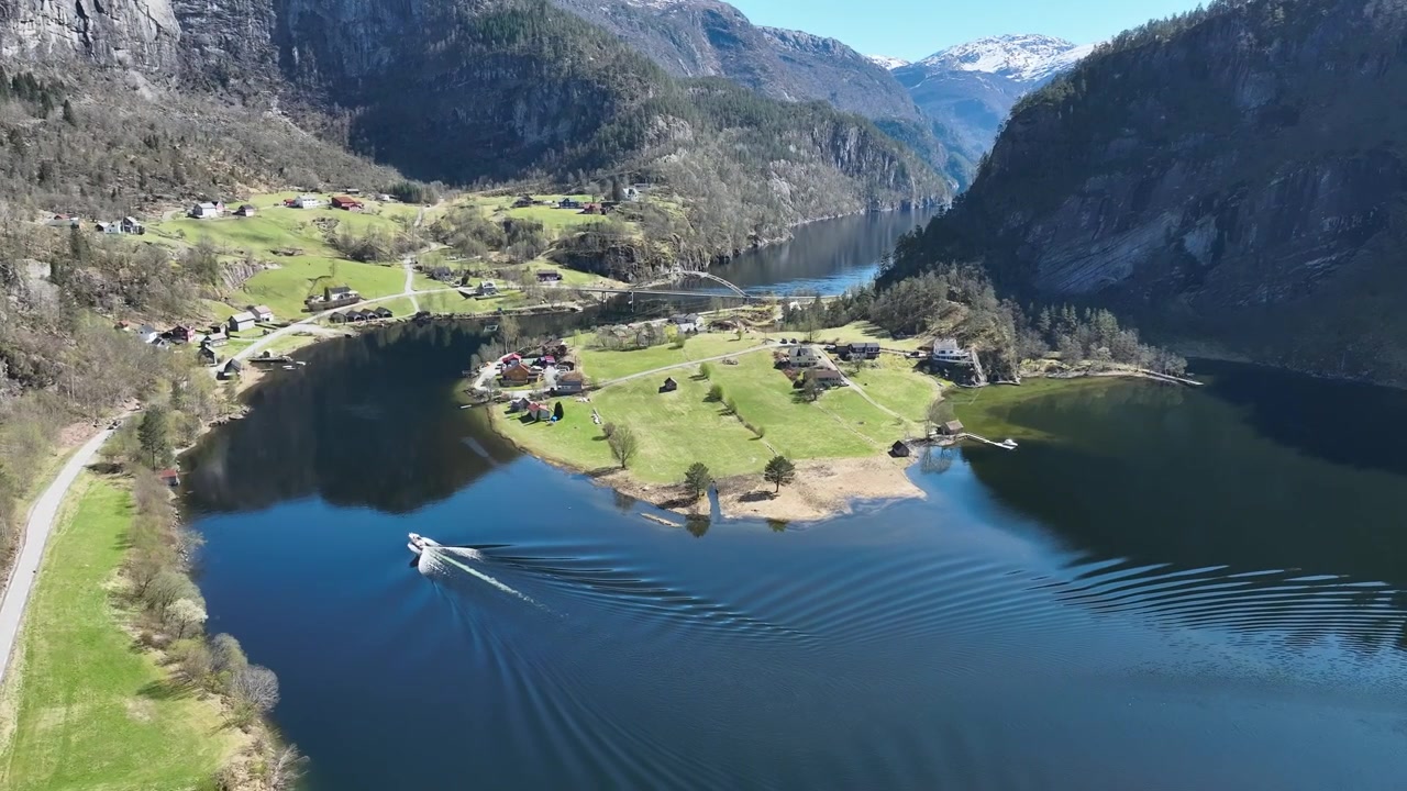 Barca su una stretta corrente di marea vicino al ponte di Straume e al Bolstadfjorden a Vaksdal, Norvegia.