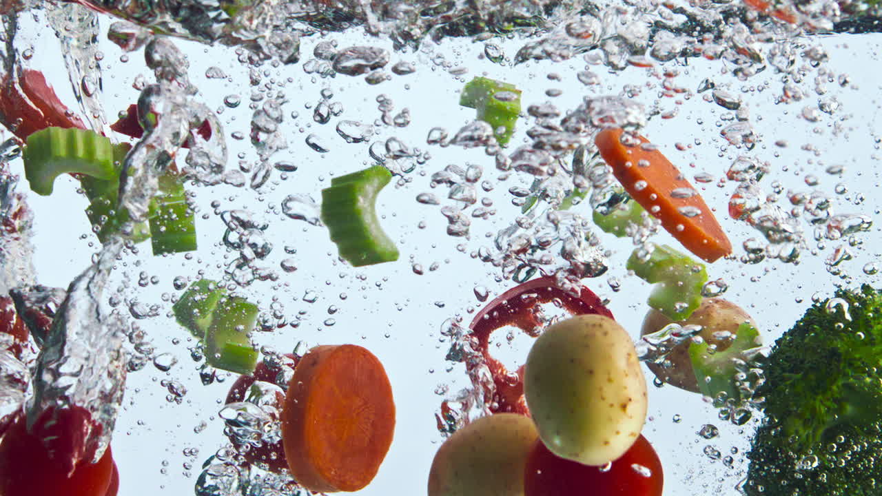 유기농 채소 스프래싱 워터 (super slow motion close-up)