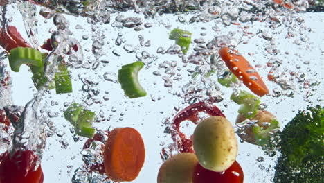 agua de salpicaduras de verduras orgánicas en cámara súper lenta de cerca. verduras maduras.