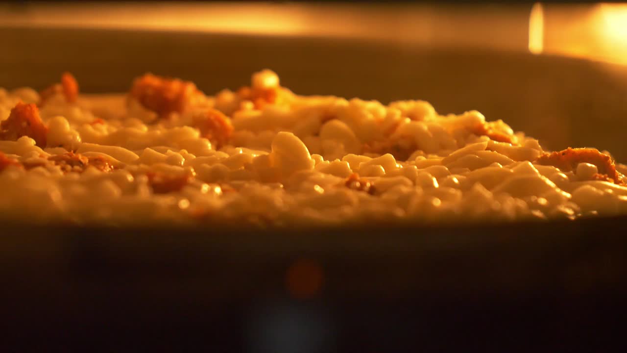 오븐에서 구워지는 이탈리아 피자