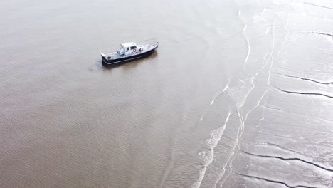 Vista-Aérea-Velero-Flotando-Sobre-Relucientes-Olas-Del-Océano-Tire-Hacia-Atrás