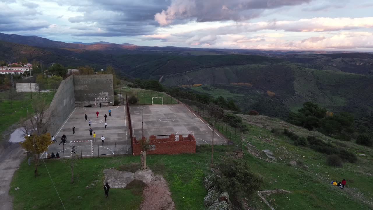 estos niños juegan con la pelota y olvidan la hora y dónde están