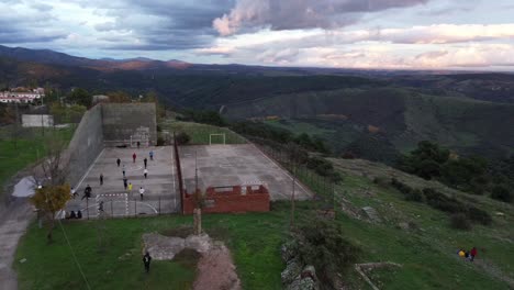 Estos-Niños-Juegan-Con-La-Pelota-Y-Olvidan-La-Hora-Y-Dónde-Están.