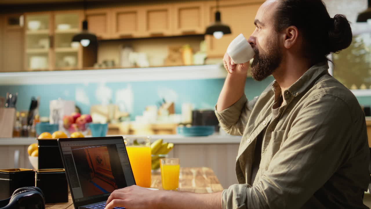 Sviluppatore di videogiochi che testa risorse di gioco ed effetti visivi a casa