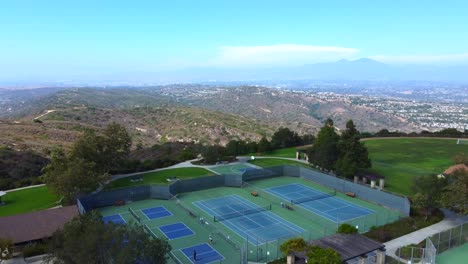 Vista-Aérea-De-Las-Canchas-De-Tenis-En-La-Parte-Superior-Del-Parque-Mundial,-Laguna-Beach,-Condado-De-Orange,-California,-Ee