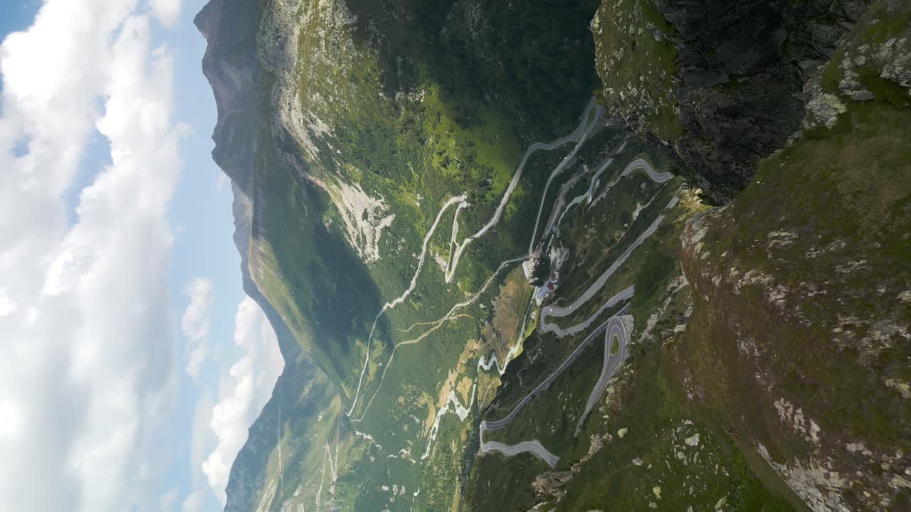 vista cinematográfica aérea del paso de grimsel en los alpes en suiza