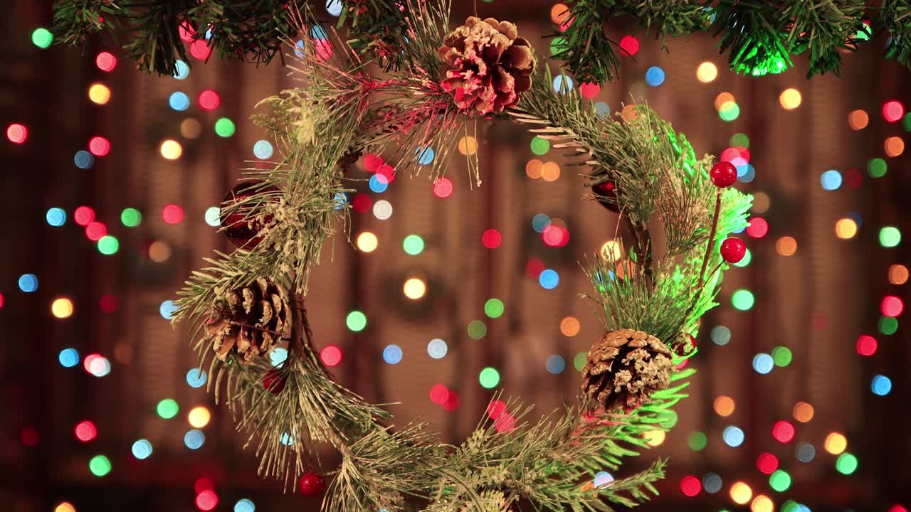 decoración de navidad, corona trenzada y tres conos.