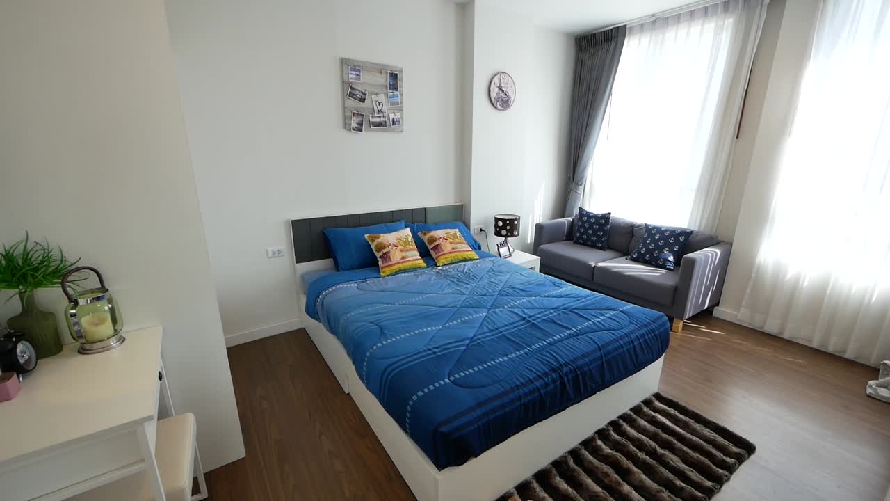 простая и стильная идея оформления спальни с диваном и туалетным столиком