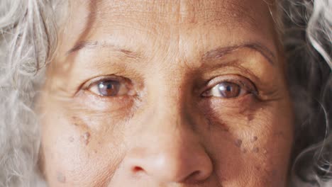 Portrait-of-happy-senior-african-american-woman-looking-at-camera