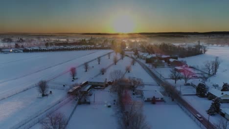 在阿米什乡村下雪后,早晨的日出从空中拍摄,由s无人机拍摄