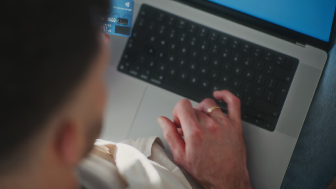 hombre haciendo un pago en línea con tarjeta de crédito