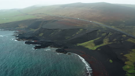 Dramatische-Luftdrohnenaufnahme-über-Der-Isländischen-Küste