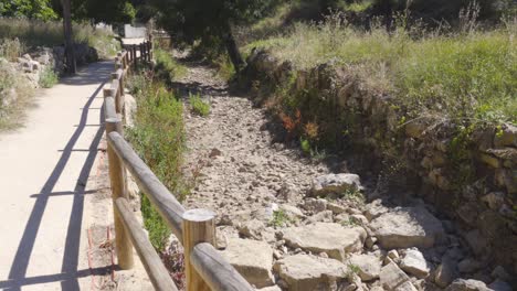 Lecho-De-Río-Seco-Durante-Una-Sequía-De-Verano-En-Portugal