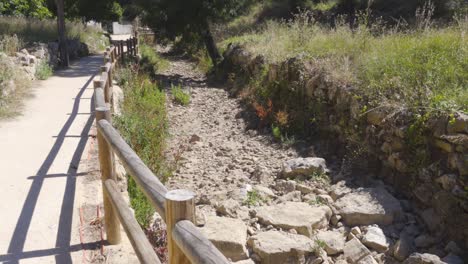 lecho de río seco durante una sequía de verano en portugal