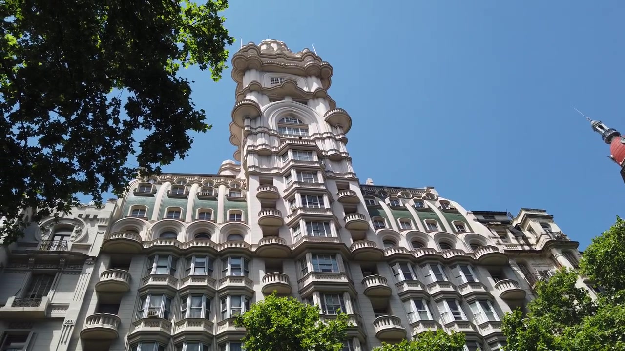 Vista panorámica del Palacio Barolo, hito arquitectónico ecléctico de la ciudad de Buenos Aires.