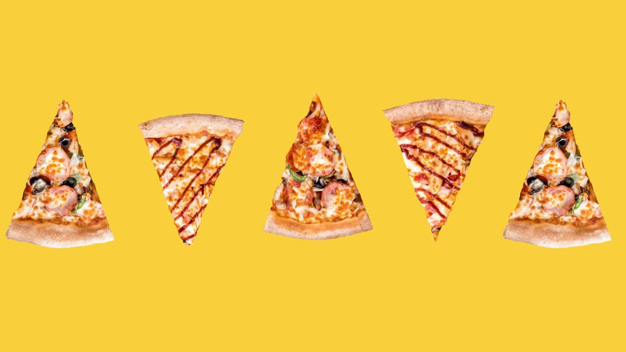 노란색 배경에 5 개의 페페로니 피자 슬라이스를 가진 원활한 루프 재미있는 애니메이션, 복사 공간으로 광고를위한 패스트 푸드 개념