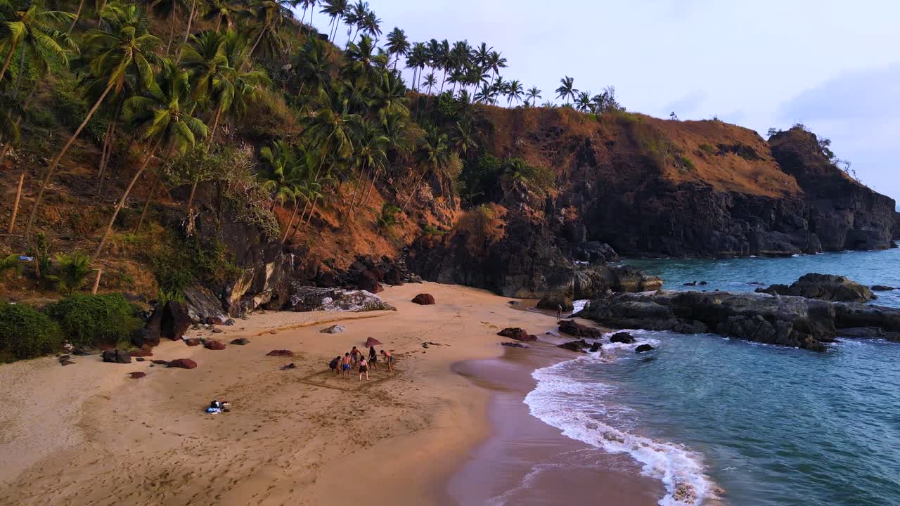 playa tropical con gente