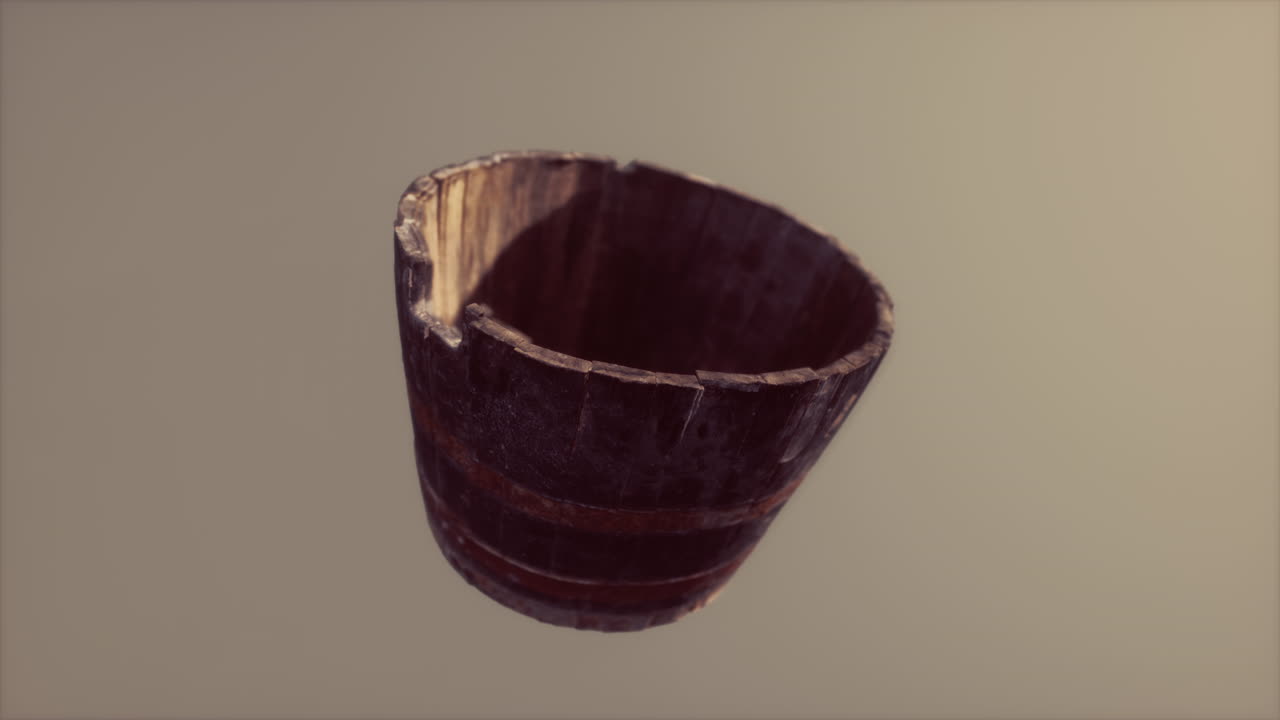 viejo cubo de madera oxidado usado